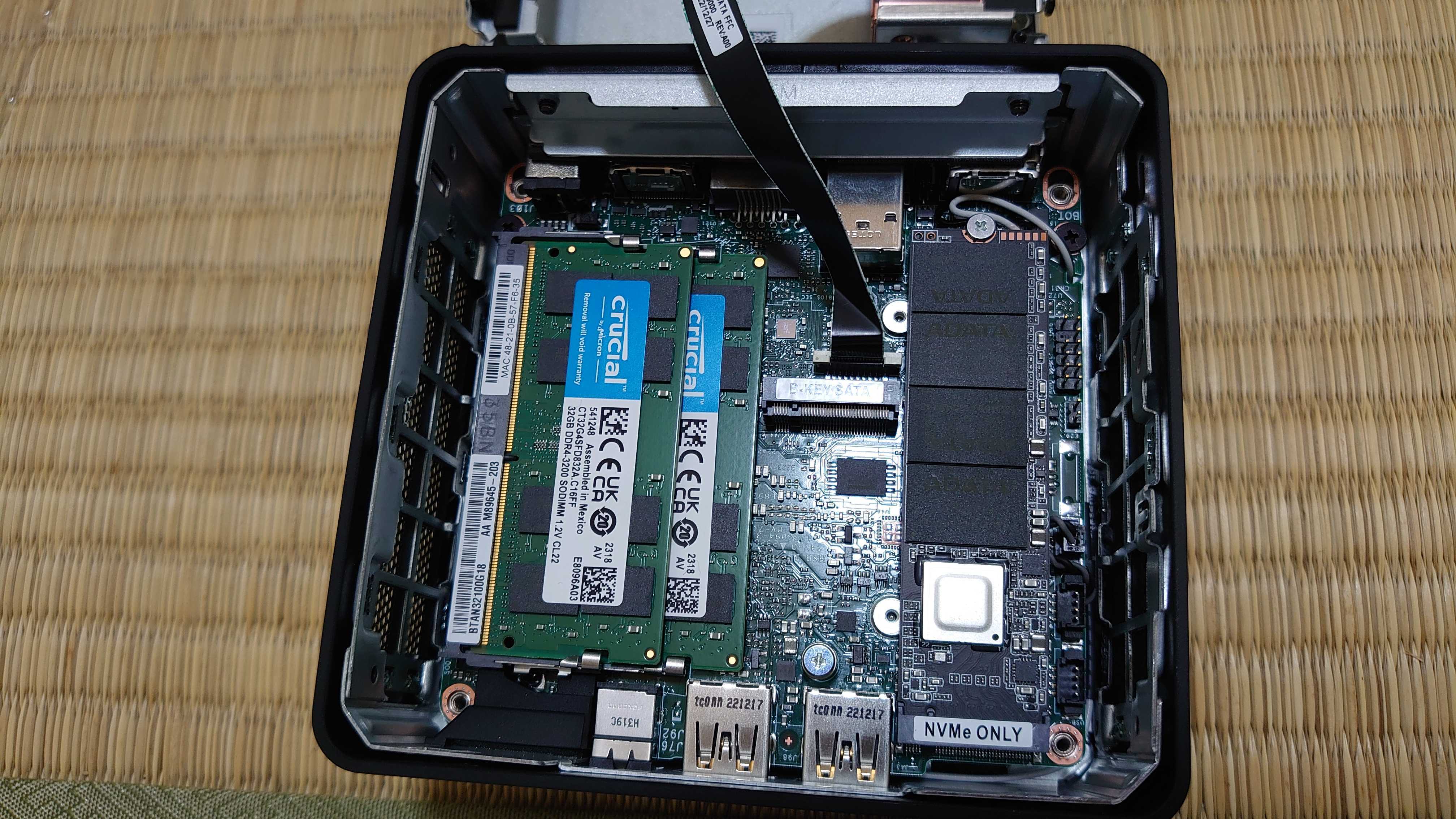 メモリとSSDを取り付けたところ